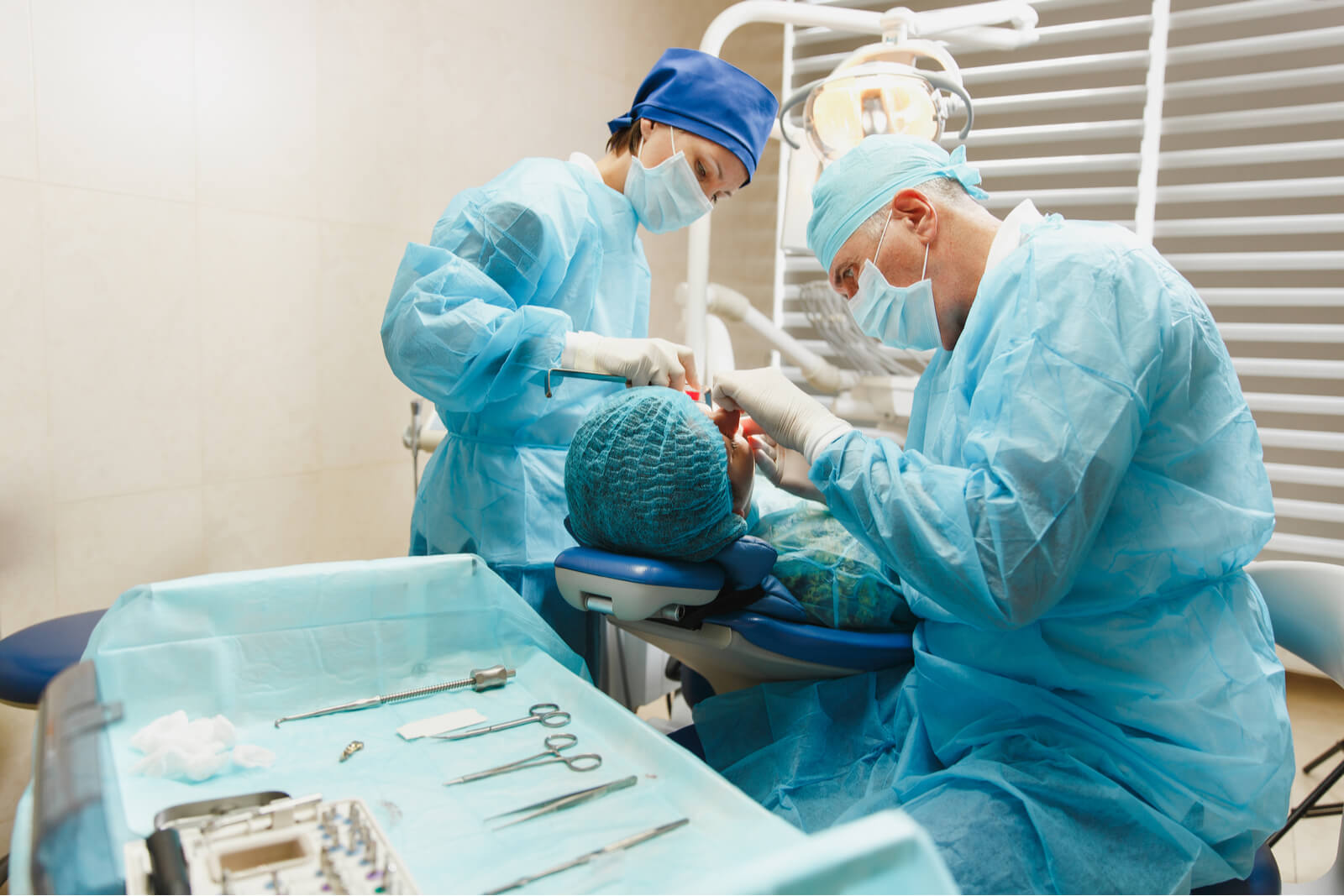 wszczepianie implantow zebowych